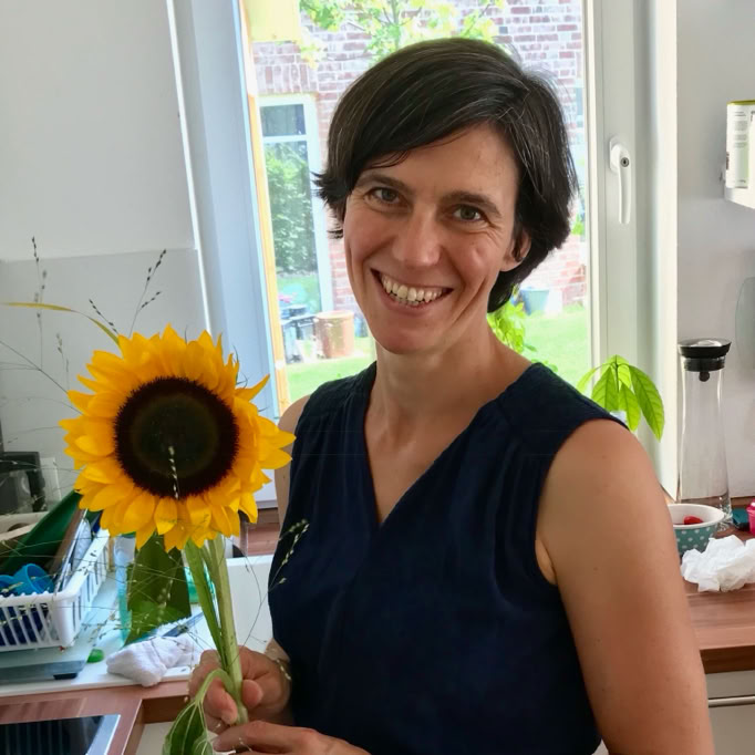 lächelnde Frau mit Sonnenblume