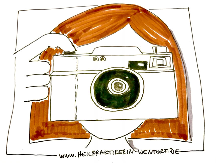 gemalte Frau schaut mit einer Kamera vor dem Gesicht zur Selbstreflexion.