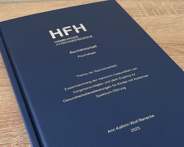 Ein Mädchen und ein Junge schauen durch Schilf