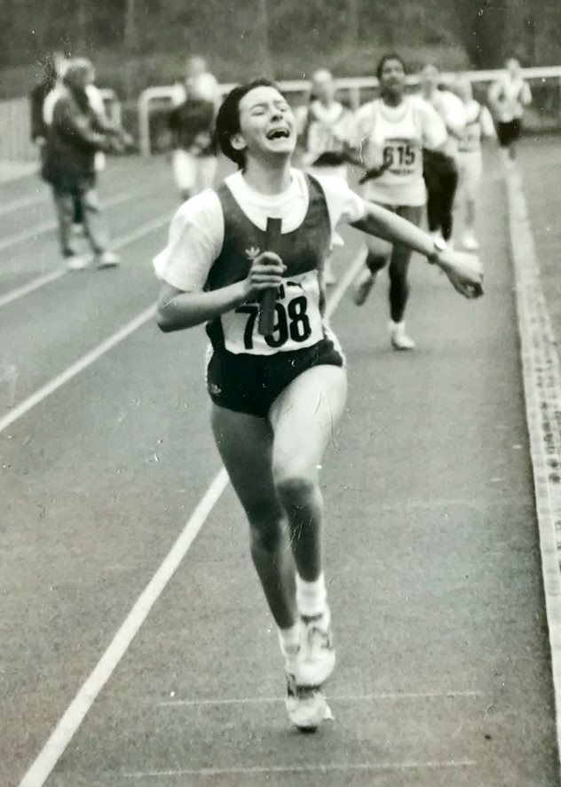 Zieleinlauf nach einem anstrengenden Lauf auf der Laufbahn. 