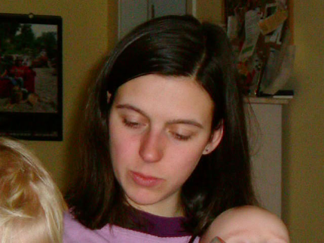 Frau schaut nach unten